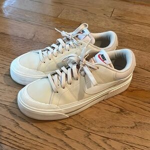 Women’s Nike tennis shoes